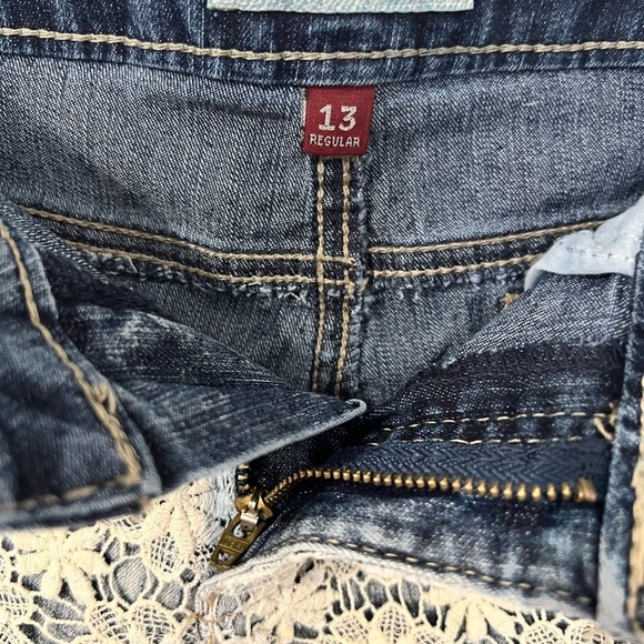 Vintage lei 1990’s Jean shorts with floral crochet and fringe. size 13. - Picture 6 of 16